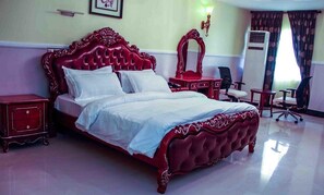 Desk, laptop workspace, free WiFi - Jacobs Place Hotel (Owerri)