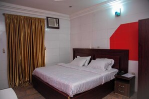 Desk, laptop workspace, free WiFi - Jacobs Place Hotel (Owerri)