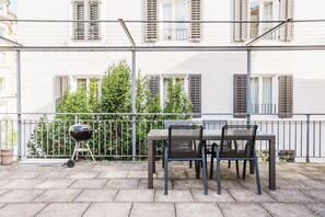 Outdoor dining - Blueground | Oberstrass, rooftop, a/c, furnished (Zurich)
