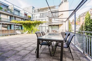 Outdoor dining - Blueground | Oberstrass, rooftop, a/c, furnished (Zurich)