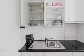 Kühlschrank, Mikrowelle, Herdplatte, Geschirrspüler