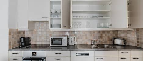 Een koelkast, een magnetron, een oven, een kookplaat