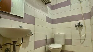 Une petite salle de bain avec un lavabo, des toilettes et une douche.