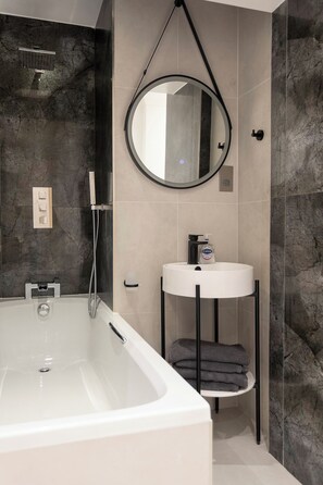 Douche, sèche-cheveux, serviettes fournies, papier toilette