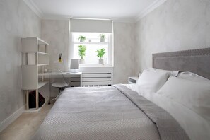 3 habitaciones, tabla de planchar con plancha, wifi y ropa de cama