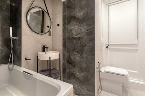 Dusche, Haartrockner, Handtücher, Toilettenpapier