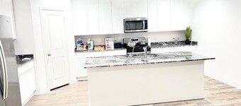 Spacious 5-bedroom house with WiFi and AC in charming Richmond.