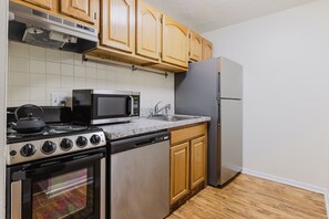 Fridge, microwave, oven, stovetop - Stylish Longwood studio, parking, elevator, w/d, by Blueground (Boston)