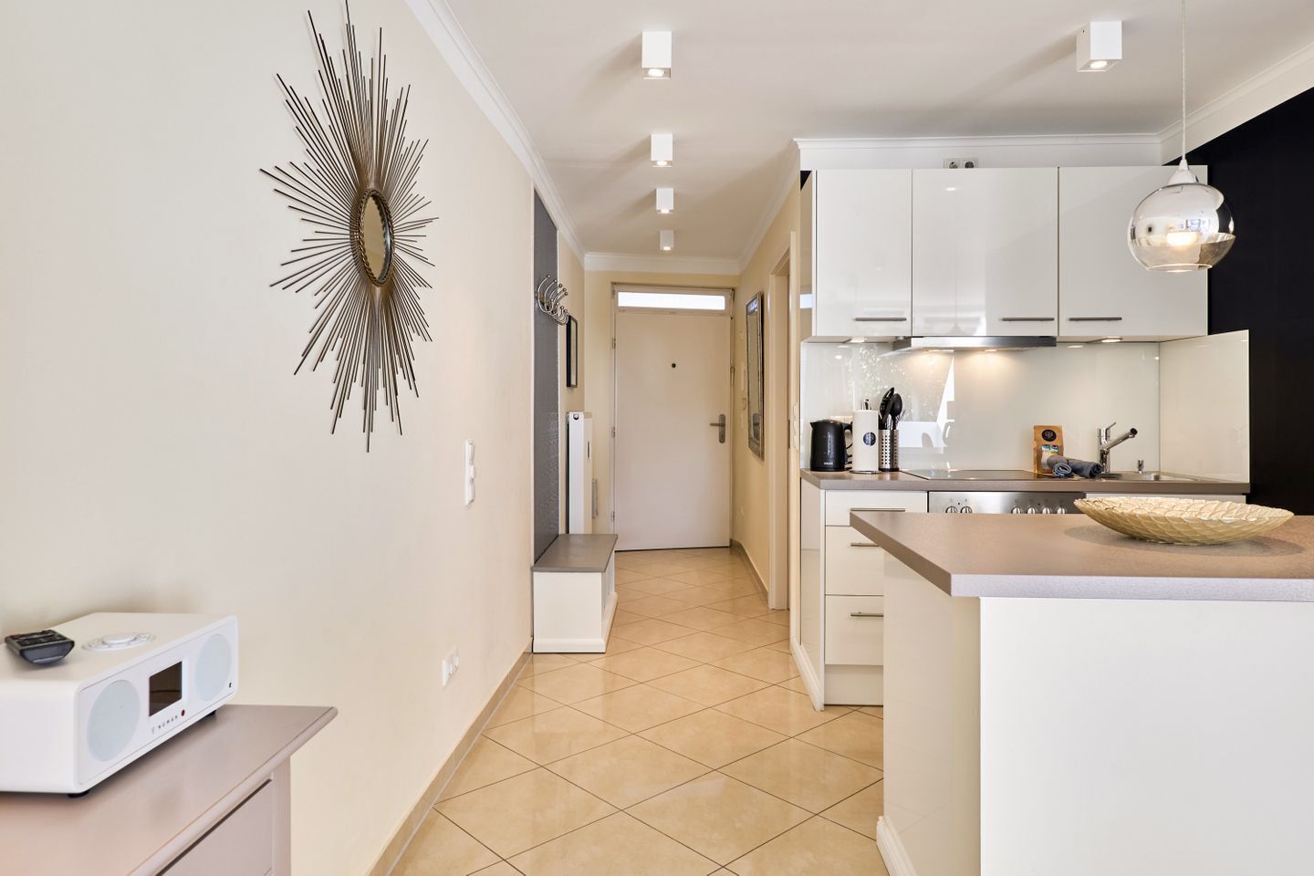 Kjøleskap, ovn, kokeplater og oppvaskmaskin