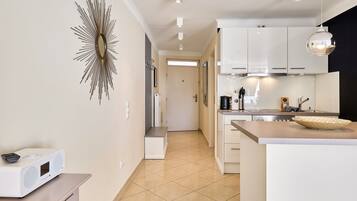 Kjøleskap, ovn, kokeplater og oppvaskmaskin