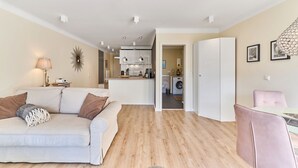 Eine moderne Wohnung mit Wohnzimmer, Küche und Essbereich.