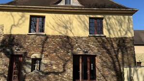 A two-story building with a stone facade, a pitched roof, and a small dormer window. - Chouette and Hibou 30pers 2 Cottage : jacuzzi (Quibou)