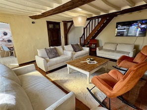 Una chimenea, un futbolín, una mesa de tenis de mesa