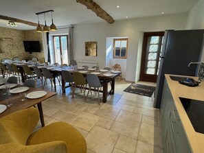 Dining - Chouette and Hibou 30pers 2 Cottage : jacuzzi (Quibou)