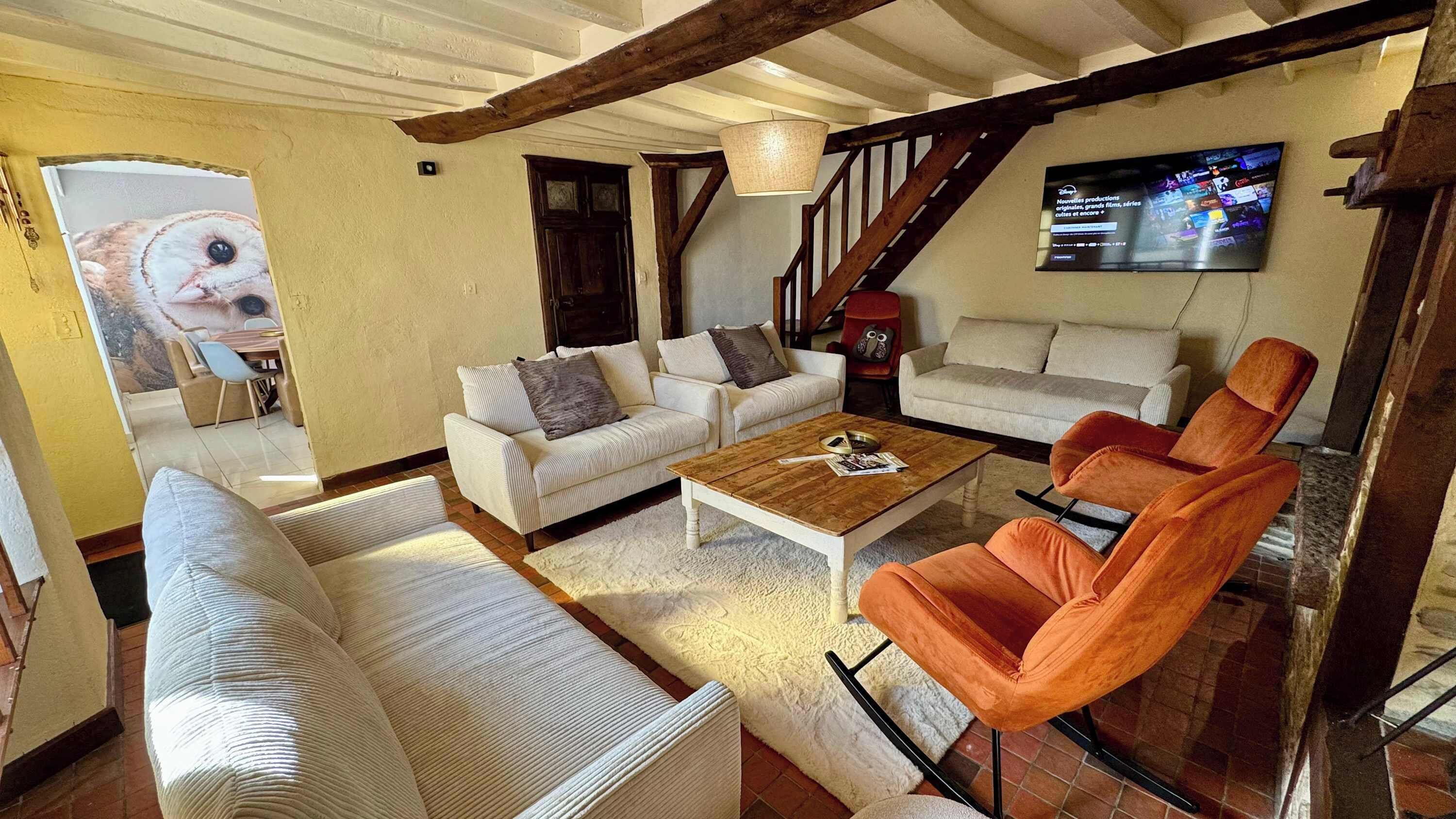 Télévision, baby-foot, chaîne hi-fi, espaces bureaux