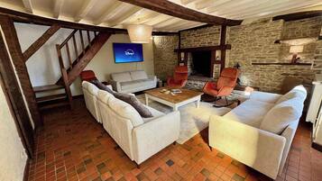 Télévision, baby-foot, chaîne hi-fi, espaces bureaux