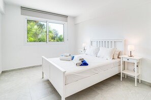 5 habitaciones, tabla de planchar con plancha, wifi y ropa de cama 