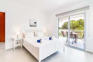 5 bedrooms, iron/ironing board, WiFi, bed sheets