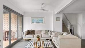 Smart TV - Pool and Spa on the Lakefront - Main House (Killarney Vale)