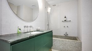 Chuveiro, secador de cabelo, toalhas de banho 
