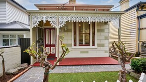 Exterior detail - Bowen Street Family Retreat with Pool (Moonee Ponds)