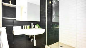 Ducha, secador de pelo, toallas