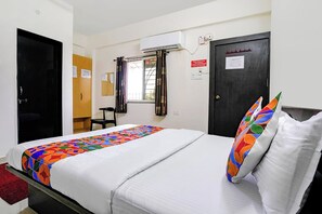 Deluxe Room | Desk, iron/ironing board, free WiFi, bed sheets