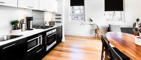 Réfrigérateur, micro-ondes, four, plaque de cuisson