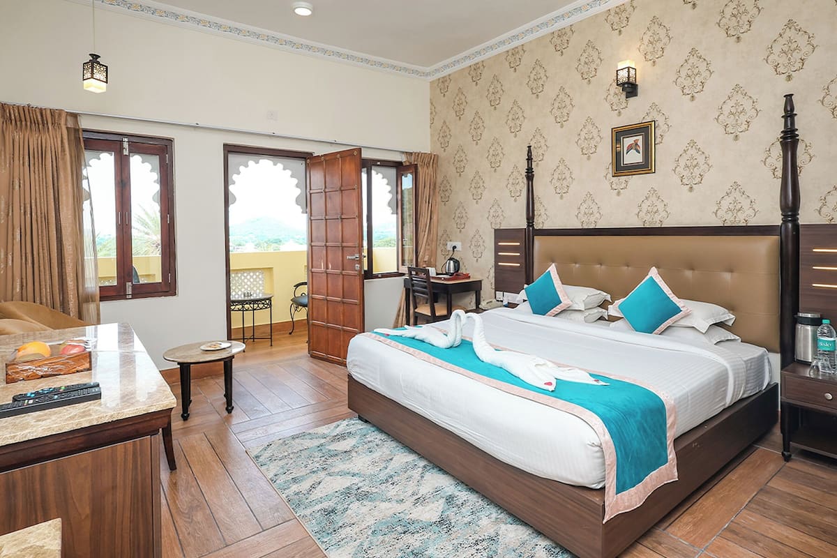 Premium Room | In-room safe, desk, blackout drapes, iron/ironing board