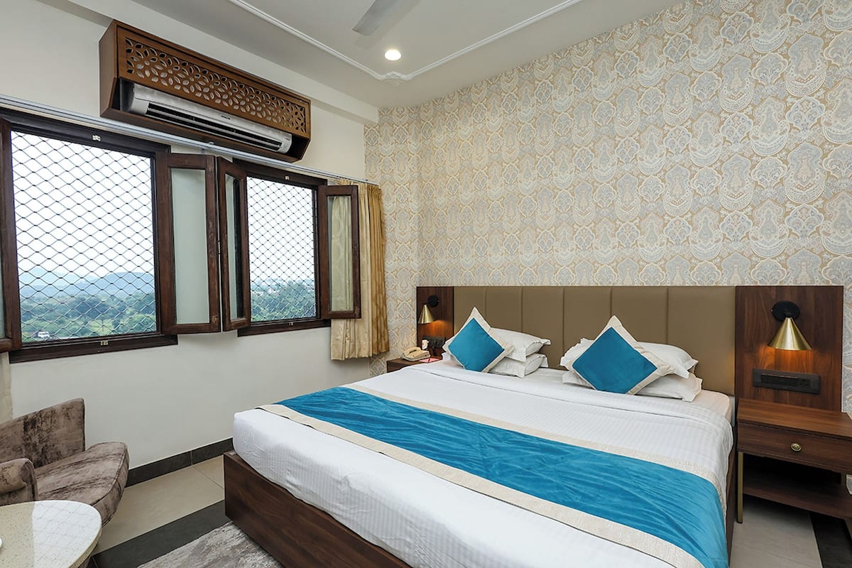 Deluxe Room | In-room safe, desk, blackout drapes, iron/ironing board