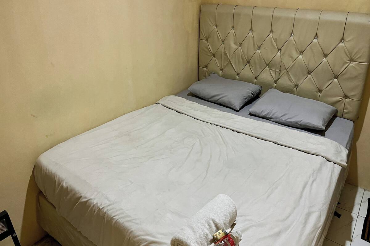 Escritorio, wifi gratis y ropa de cama