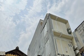 A multi-story building with a flat roof and several windows. - Rb Residence Grogol (Jakarta)