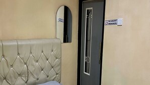 高级房 | 办公桌、免费 WiFi、床单