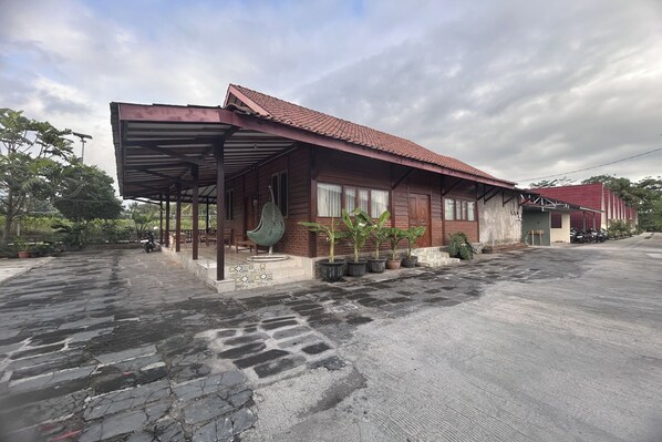 Premium Villa | Terrace/patio - Annet Homestay (Sleman)