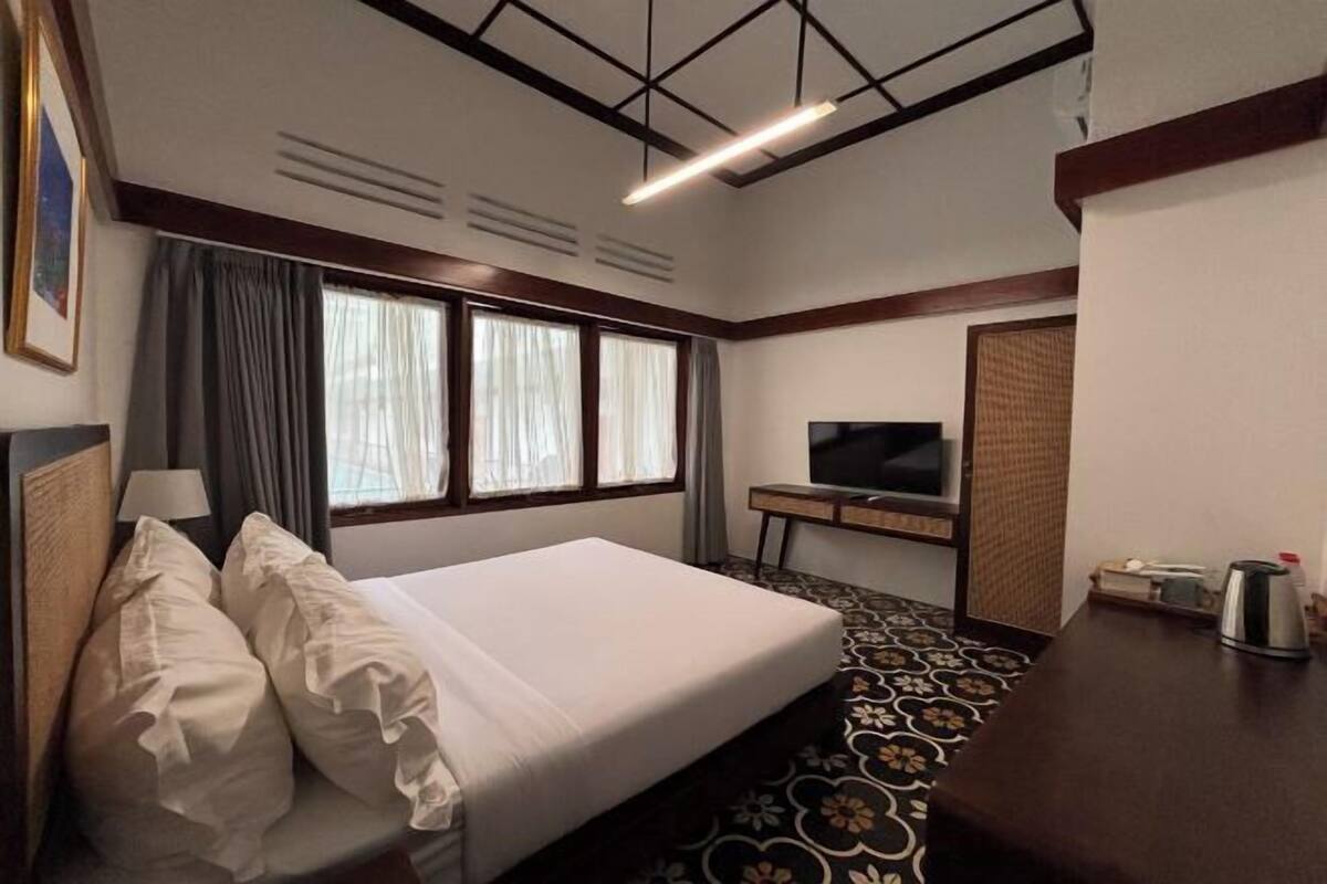 Een minibar, een bureau, gratis wifi, beddengoed