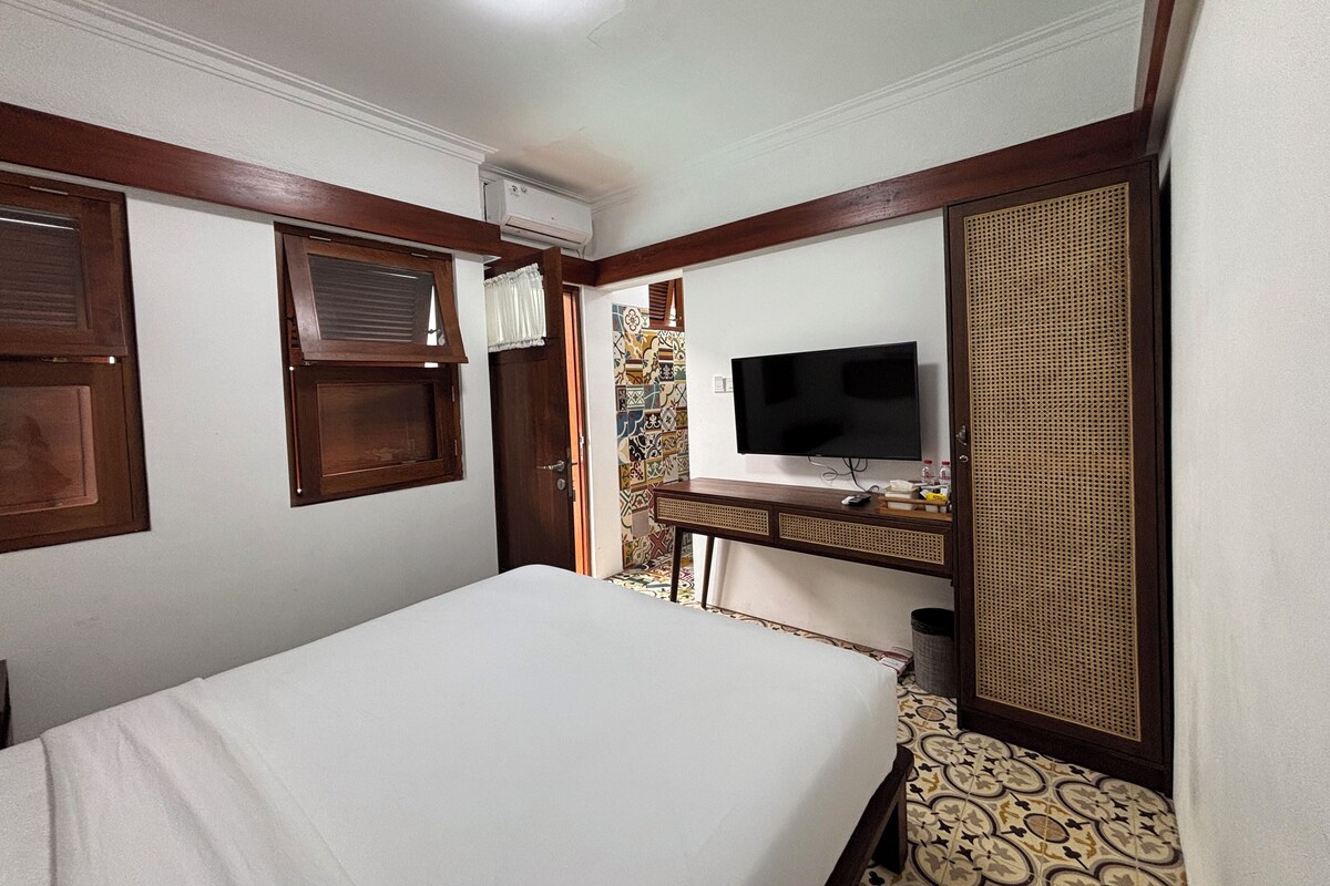 Minibar, desk, WiFi (free), bed sheets