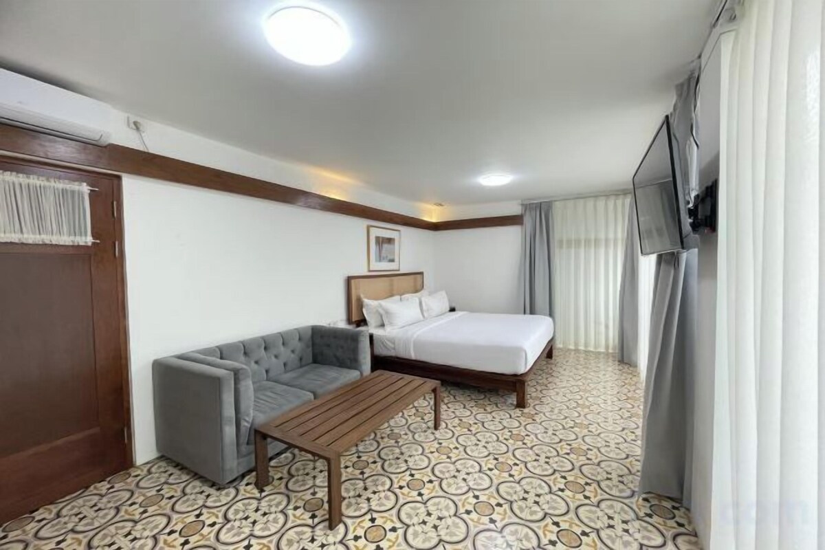Minibar, escritorio, wifi gratis y ropa de cama