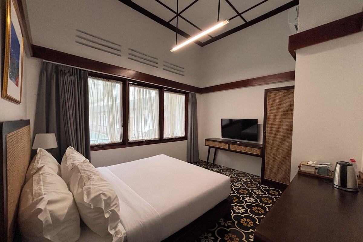 Minibar, desk, WiFi (free), bed sheets