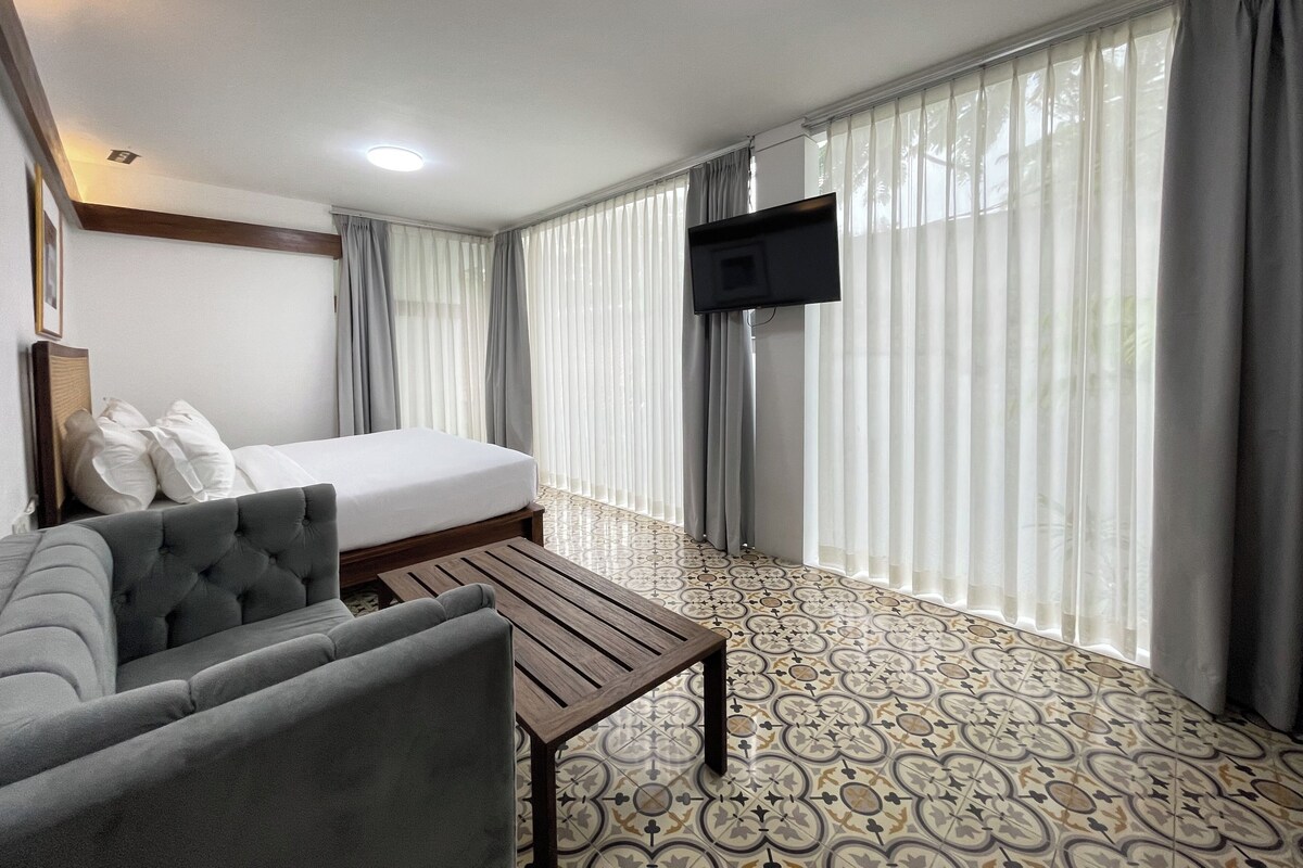 Minibar, desk, WiFi (free), bed sheets