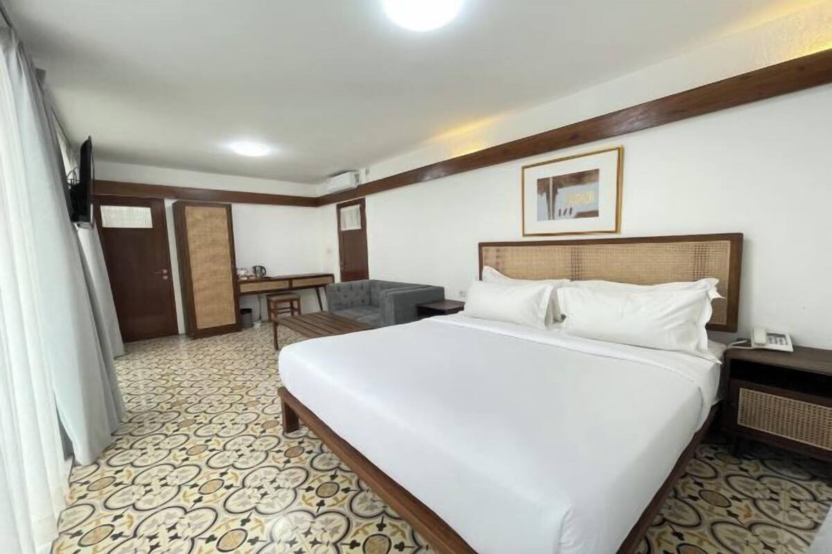 Een minibar, een bureau, gratis wifi, beddengoed