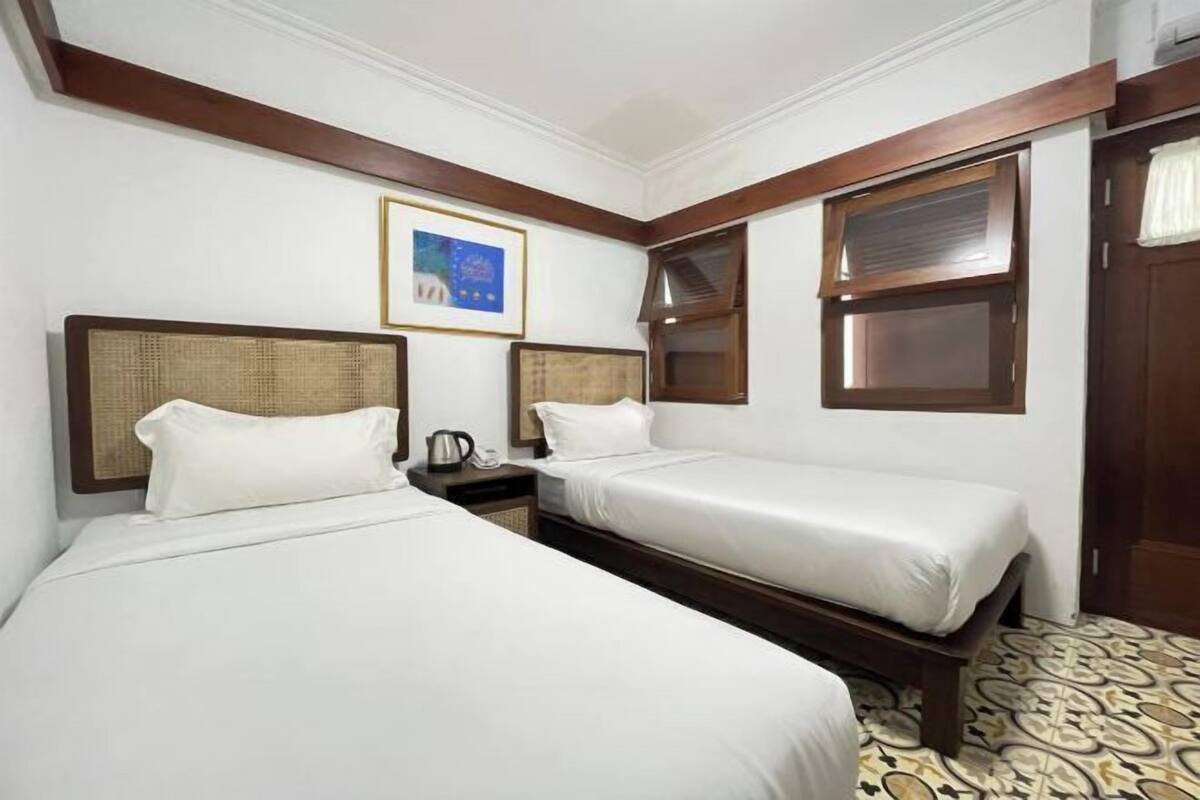 Een minibar, een bureau, gratis wifi, beddengoed