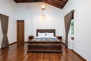 5 bedrooms, desk, free WiFi, bed sheets - Joglo Wardani (Ngaglik)