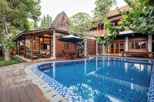 Una piscina al aire libre