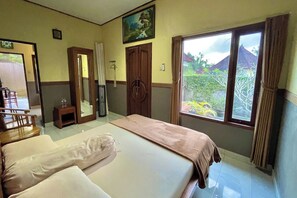 Family Room | Desk, free WiFi - Mongan Homestay Beside The Belulang Hot Spring (Penebel)