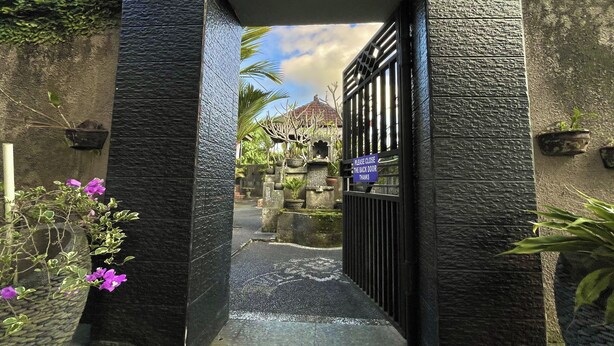 A stone entrance with a sign indicating the back door is closed. - Mongan Homestay Beside The Belulang Hot Spring (Penebel)