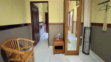 Family Room | Desk, free WiFi