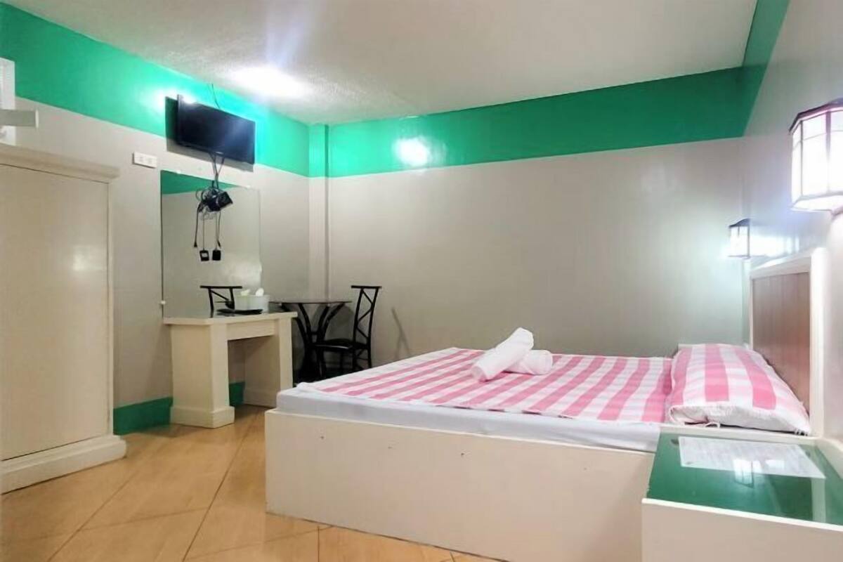 1 bedroom, desk, laptop workspace, blackout drapes
