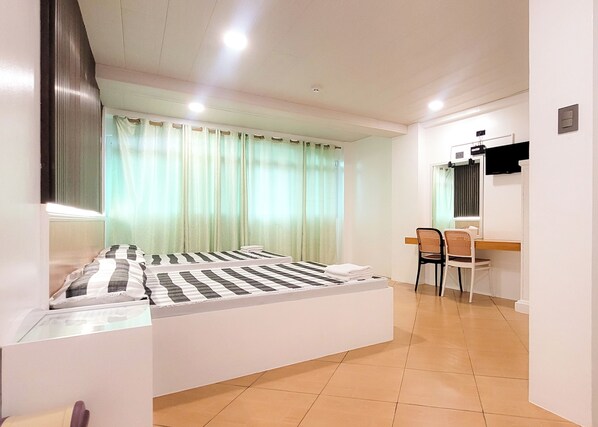 Suite ejecutiva | Escritorio, espacio para trabajar con laptop y cortinas blackout 