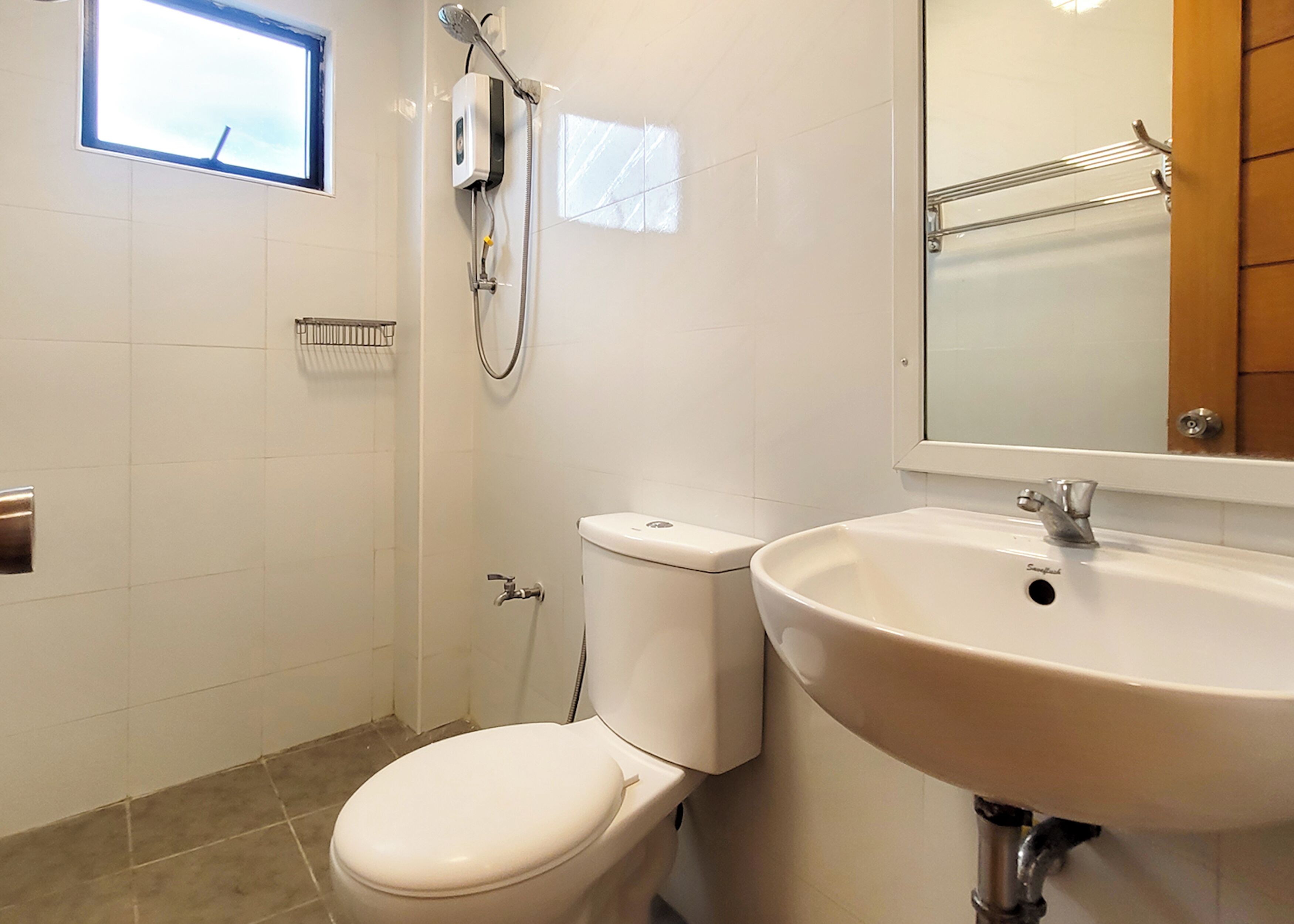 Shower, rainfall showerhead, free toiletries, towels