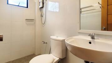 Shower, rainfall showerhead, free toiletries, towels